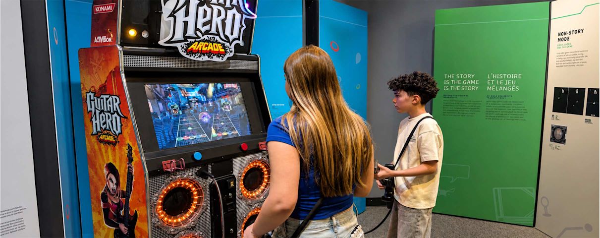 2 ados jouant à l'arcade