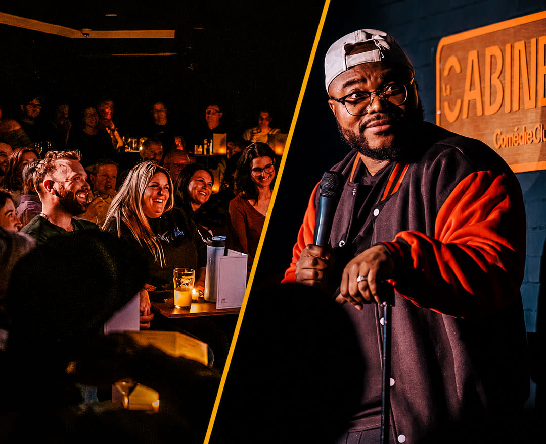 Une salle comble, des éclats de rire et un humoriste sur scène dans une ambiance chaleureuse et intimiste.
