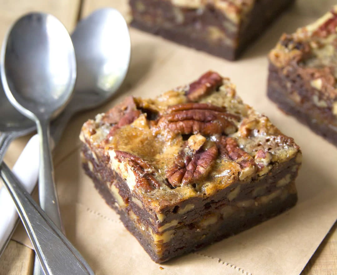 Un brownie chocolaté décadent accompagné de deux boissons gourmandes garnies de chocolat et de crème fouettée