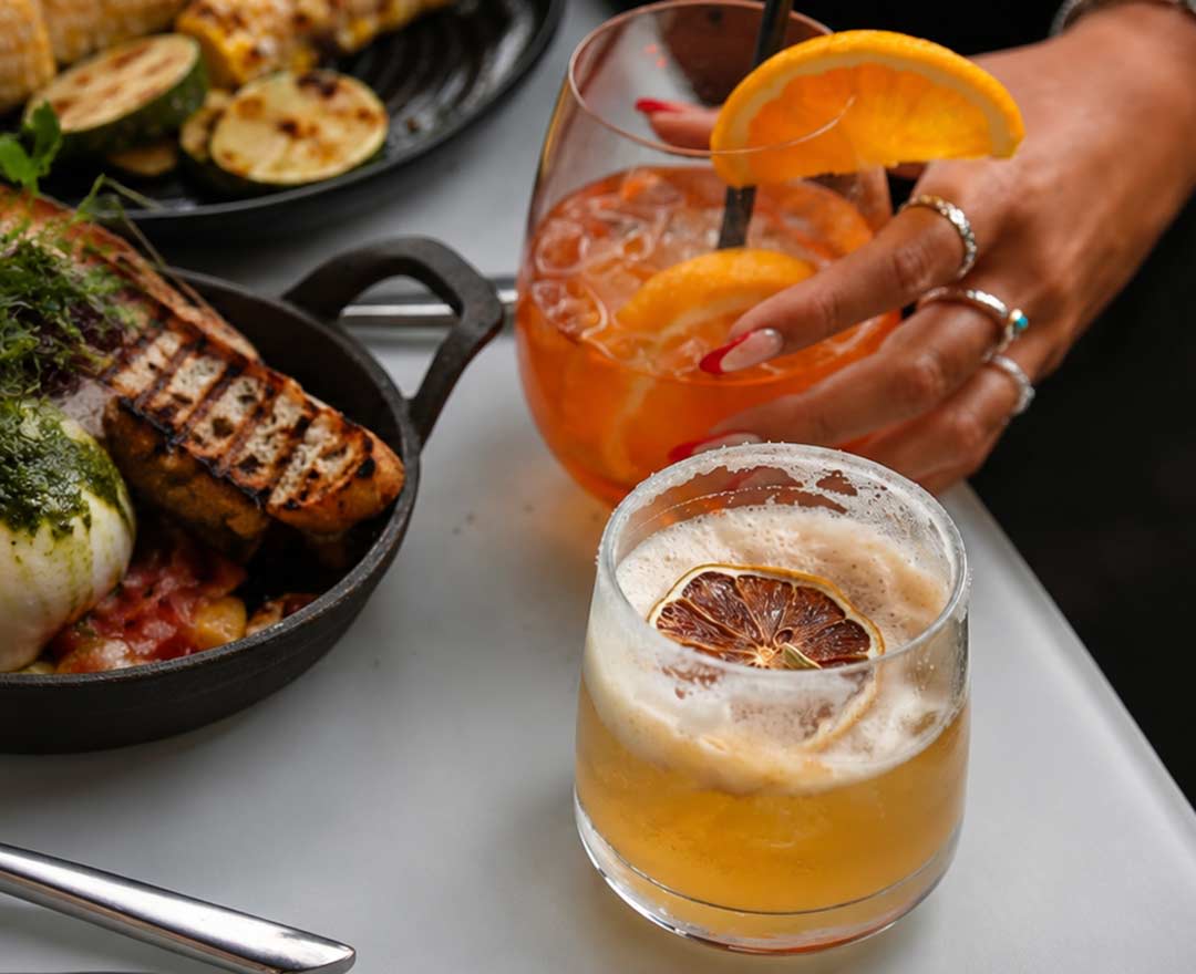 Une assiette avec une queue de homard et accompagnements