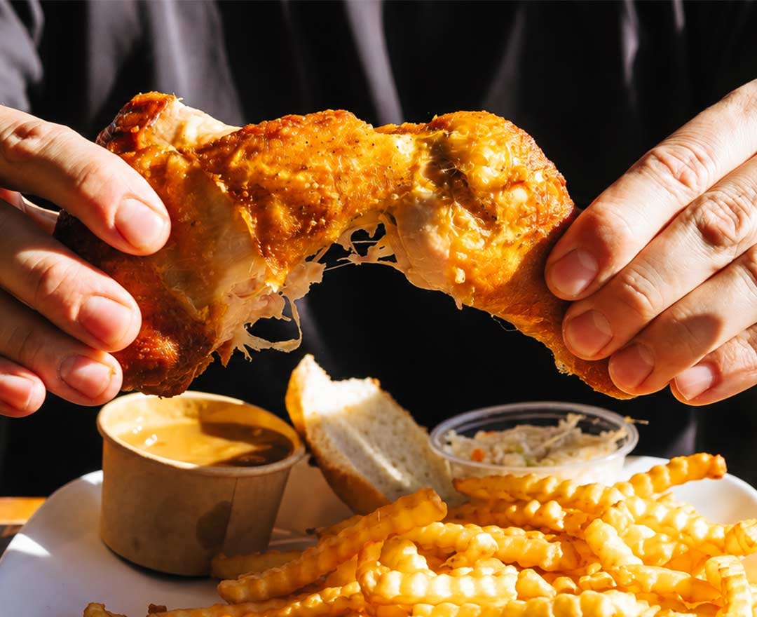 Assiette: Cuisse de poulet, frites, sauce brune et salade de chou