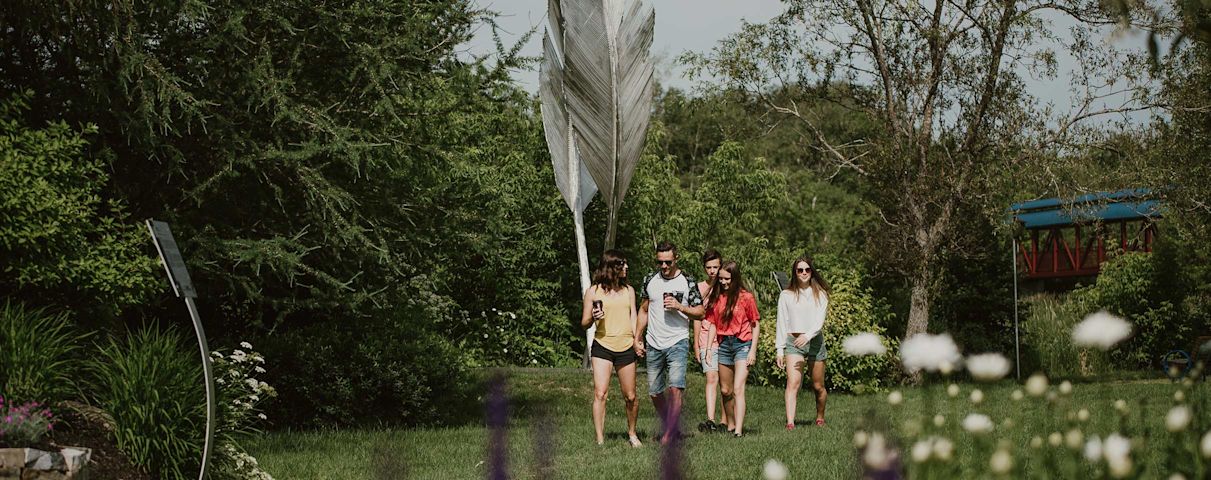 5 personnes qui marchent dans la nature