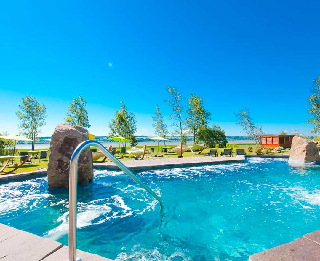 4 personnes qui relax sur 4 chaises après un spa