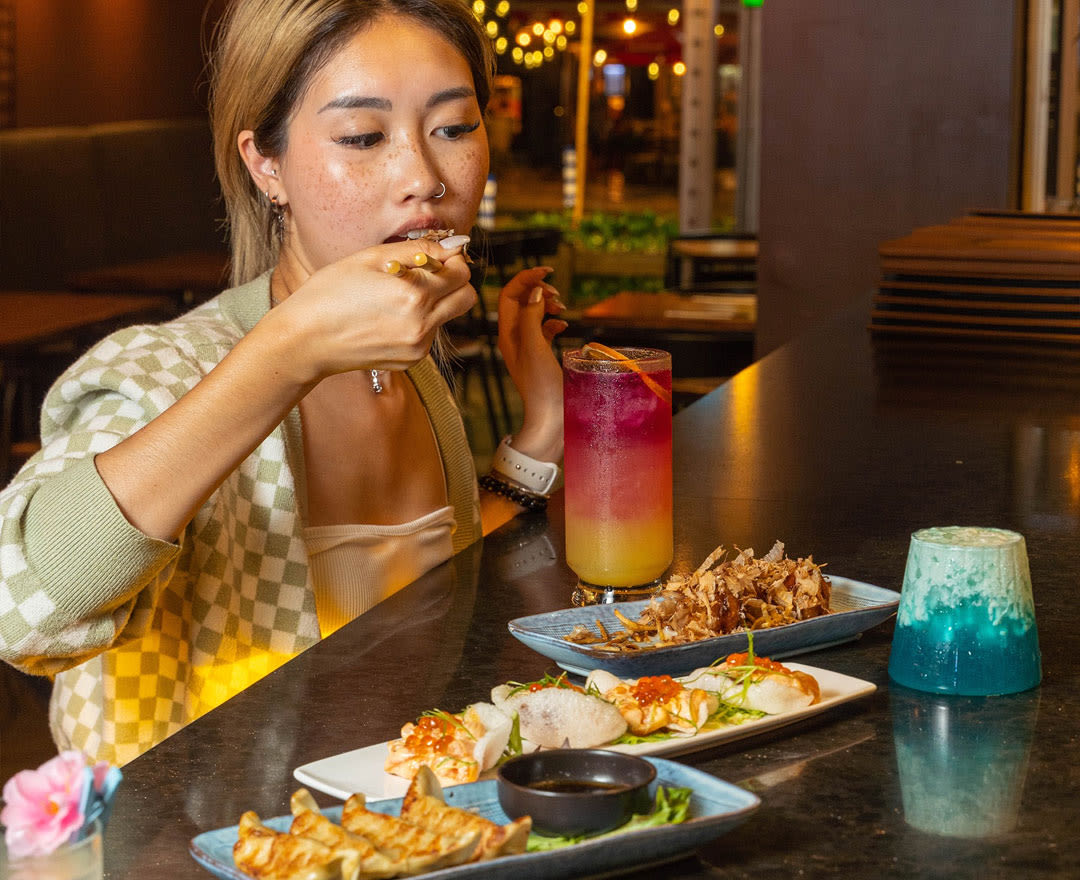 Une expérience gourmande aux saveurs asiatiques, accompagnée d’un cocktail coloré dans une ambiance chaleureuse
