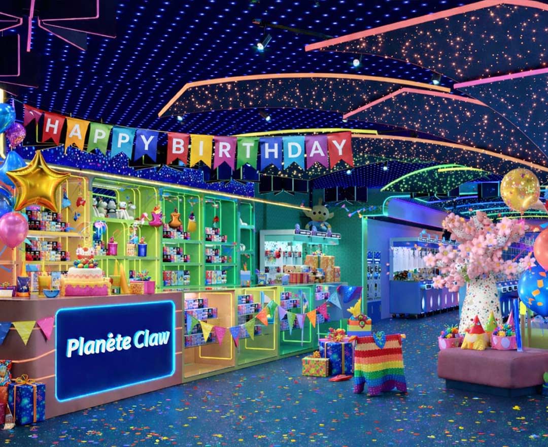 Visuel de Planète Claw avec une pince mécanique dans un décor coloré.