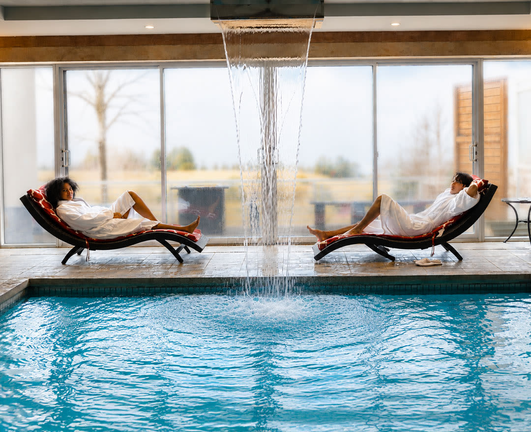 Une oasis de détente avec une piscine extérieure agrémentée de cascades, idéale pour se ressourcer en pleine nature.