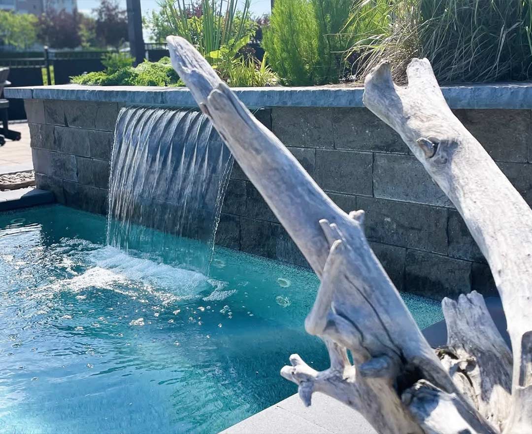 Piscine avec fontaine d'eau