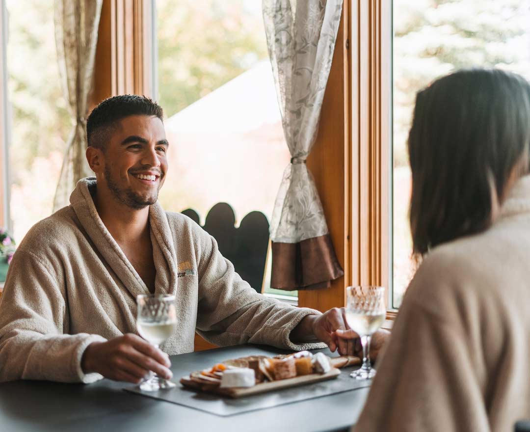 Natur'Eau Spa & Chalets: Un charmant chalet niché en pleine nature, entouré d’arbres aux magnifiques couleurs automnales et bordé d’un paisible plan d’eau.