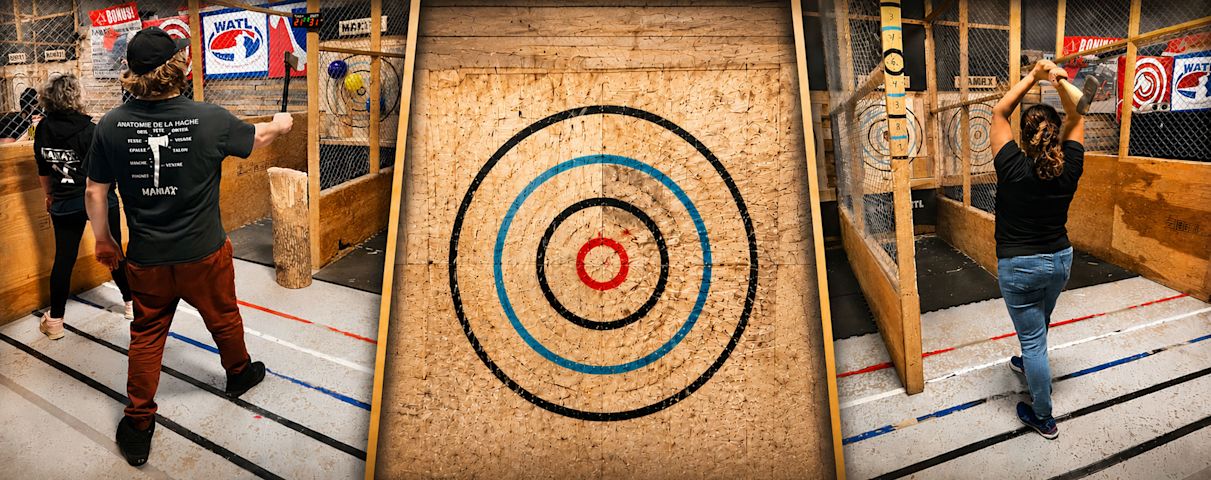 Maniax - Deux personnes lancent des haches vers des cibles en bois avec des cercles colorés dans une salle de lancer de haches.