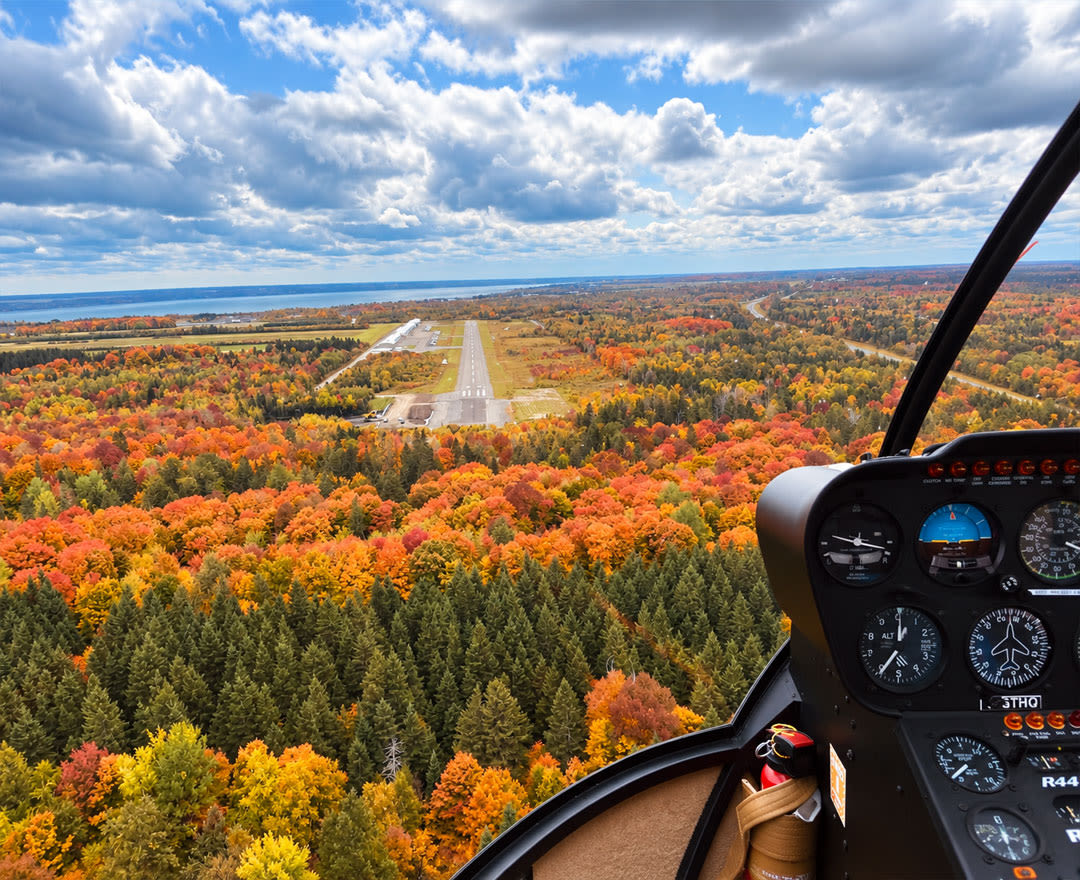 Vue spectaculaire depuis un hélicoptère sur une forêt flamboyante aux couleurs de l’automne.