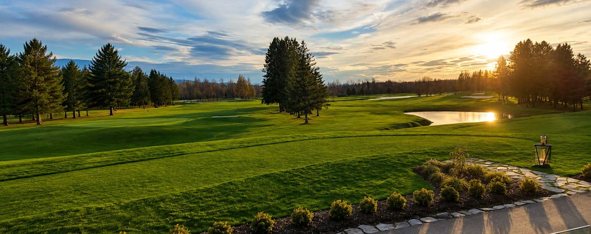 terrain de golf et coucher de soleil