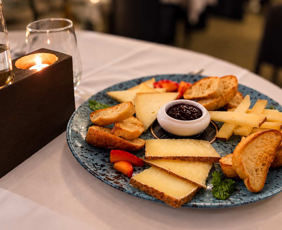Riz, croquette et crevette en sauce rosée et coupe de vin rouge