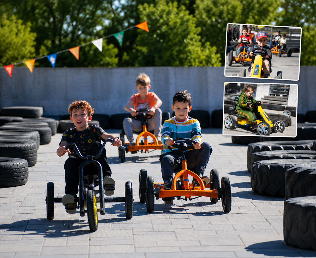 Des enfants s'élancent à toute vitesse sur une piste de kart à pédales, partageant un moment de plaisir et d'aventure en plein air.