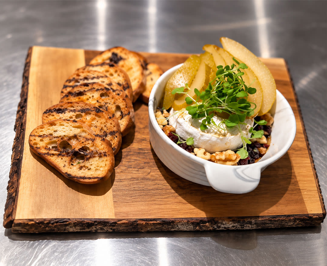 Un généreux plat de côtes levées nappées de sauce BBQ, accompagné d’une pomme de terre garnie et d’une salade de chou crémeuse.