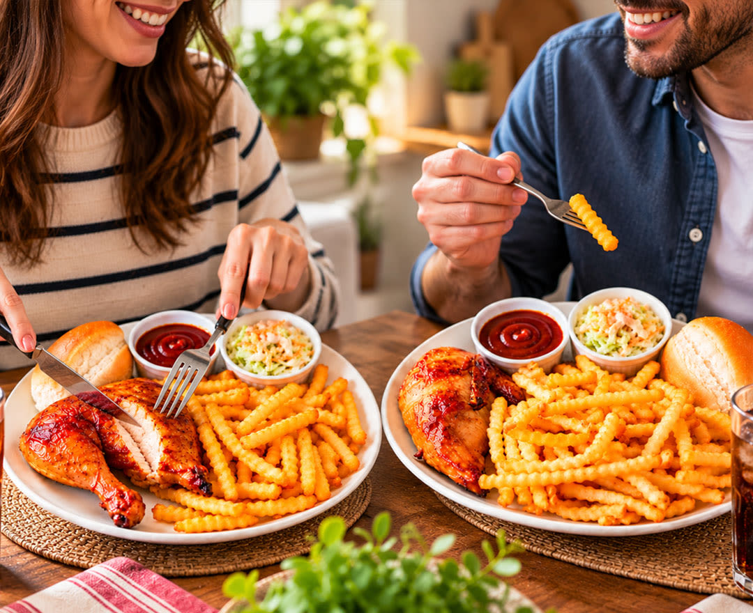 2 délicieux repas de poulet rôti accompagné de frites, de salade de chou et de pain