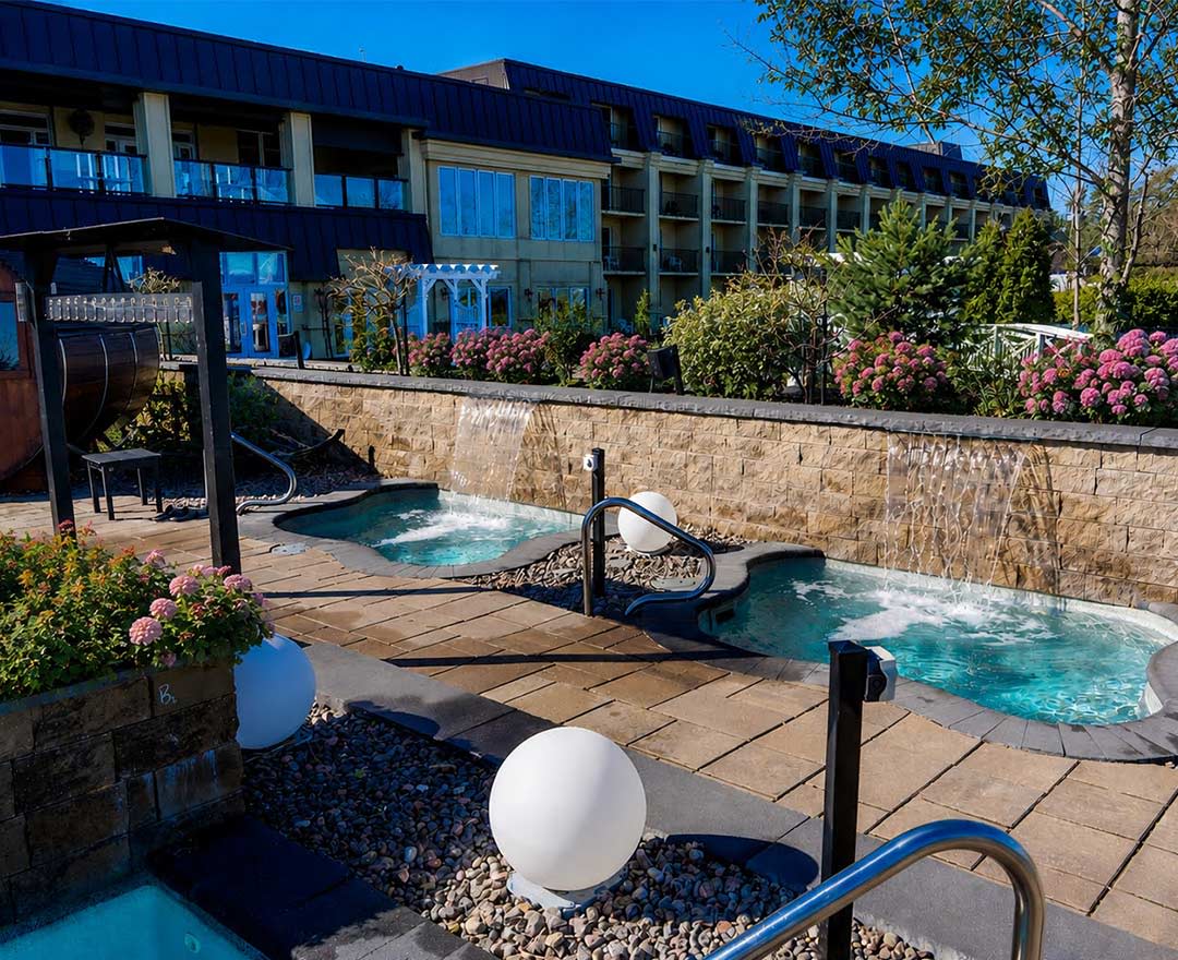 2 piscines et chutes d'eau du spa