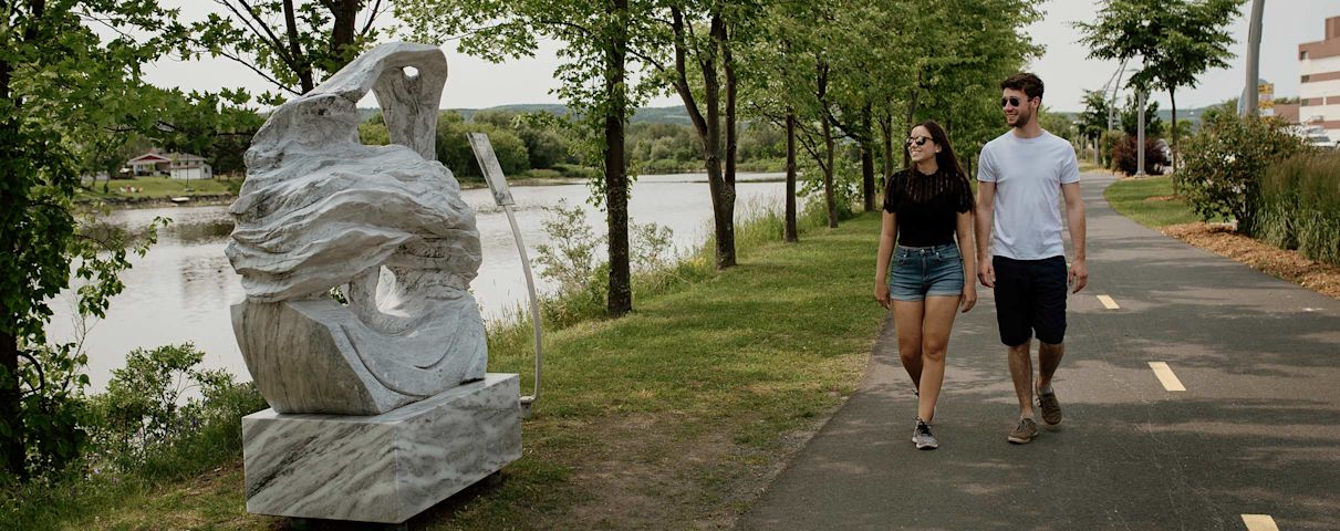 Un couple qui marche le long de la rivière