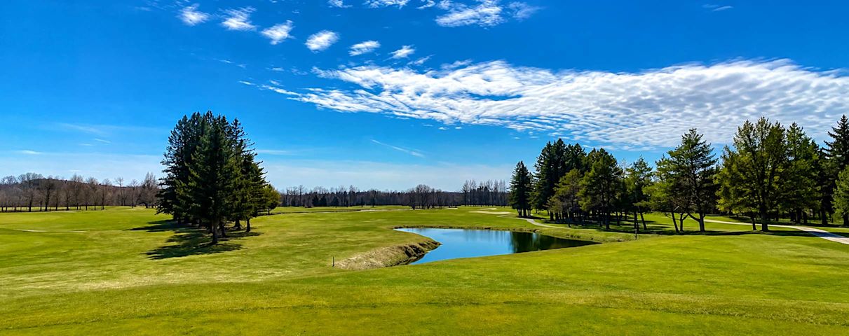 terrain de golf et lac