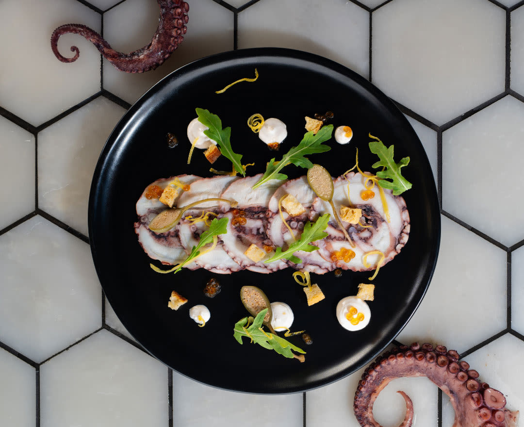 Un savoureux plat de pâtes au homard, garni de verdure fraîche et présenté avec élégance
