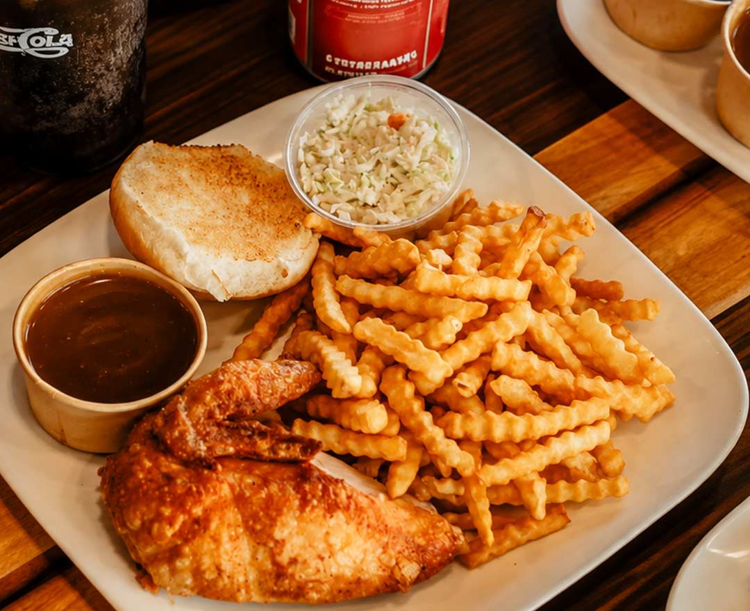 Assiette: Cuisse de poulet, frites, sauce brune et salade de chou