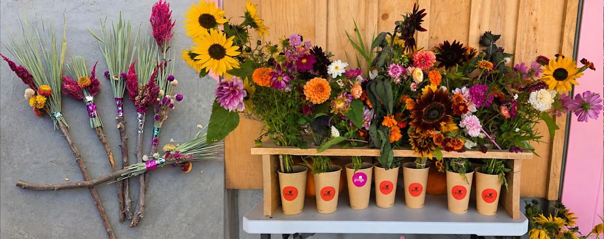 Des fleurs sauvages colorées sont transformées en magnifiques bouquets faits à la main et présentées dans de jolis contenants en papier kraft