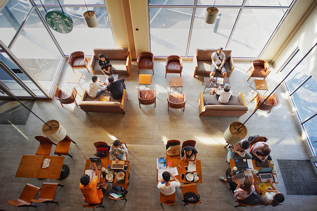 Starbucks punta sul wifi, la presa elettrica e il permesso tacito di sostare per ore