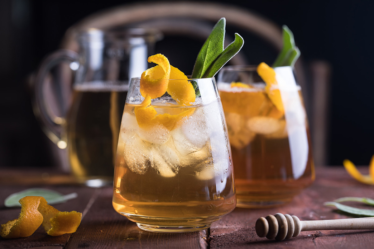 Tè freddo rinfrescante con whisky, miele, cedro e salvia