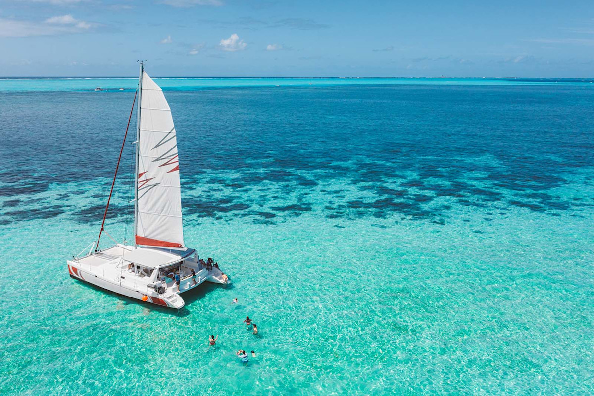 Il catamarano è ottimo per chi desidera soggiornare in mare in completo relax e circondato da tutti i comfort
