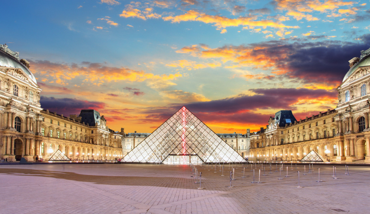 La corte interna del Museo del Louvre a Parigi