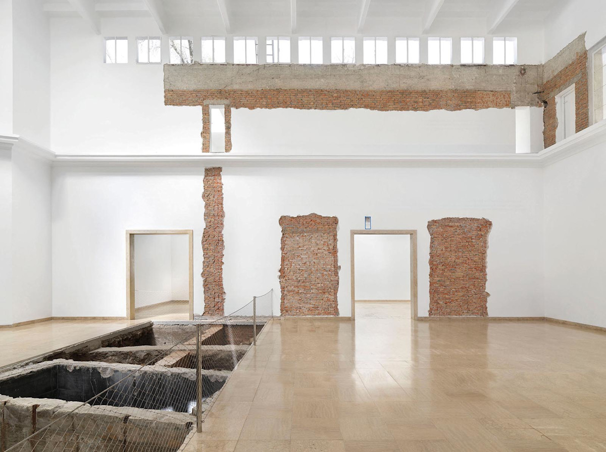 Maria Eichhorn, Relocating a Structure.