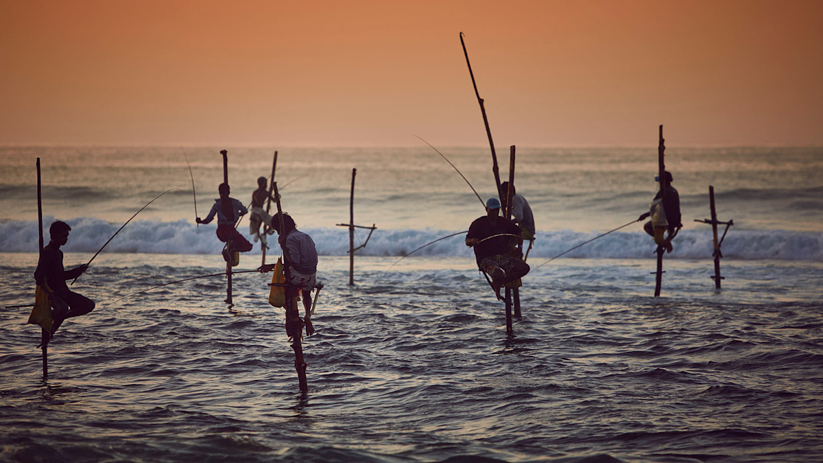 Pescatori al tramonto sulle spiagge di Tangalle