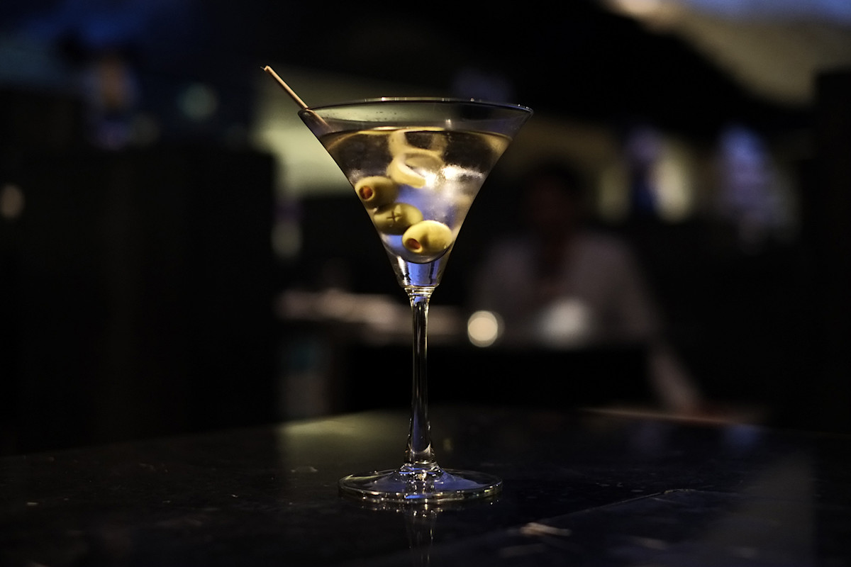 Il primo compito di un reporter in missione era… il martini al bar!