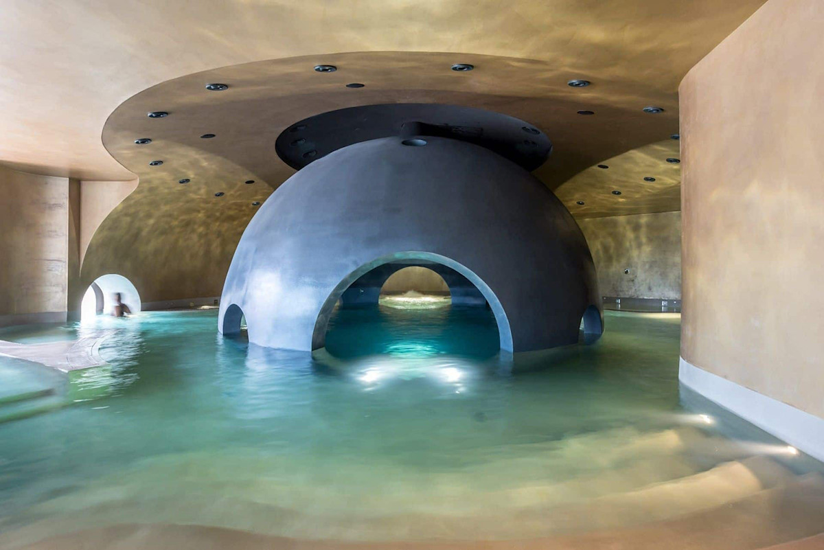 Una bolla di cemento grezzo occupa il centro della Spa Euphoria