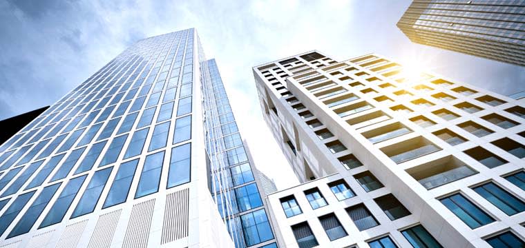 Büro- und Gewerbegebäude: So gelingt der Verkauf Ob Hochhaus oder Fabrik: Gewerbeimmobilien verkaufen leicht gemacht