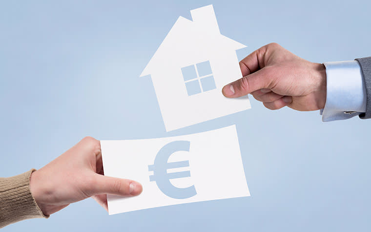 Immobilie vermittelt, Courtage zahlen. Wenn die Immobilienvermittlung erfolgreich war, folgt die Zahlung der Courtage
