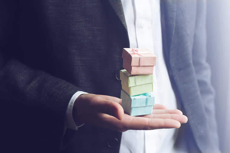So verschenken Sie Immobilien ohne Schenkungssteuer Mann überreicht Geschenke: Schenkungssteuer sparen bei Immobilien