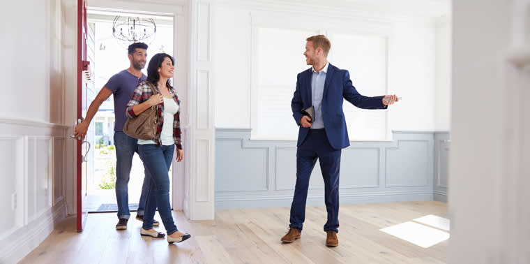 Mit der Unterstützung eines Immobilienmaklers verläuft der Verkauf meist leichter Mit Der Hilfe des Immobilienmaklers ist der Hausverkauf leicht gemacht