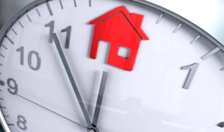 Zeitspanne Immobilienverkauf: So schließen Sie den Verkauf schneller ab Uhr zeigt Zeitspanne eines Immobilienverkaufs