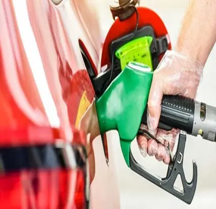 Mangueira de abastecimento colocada em carro