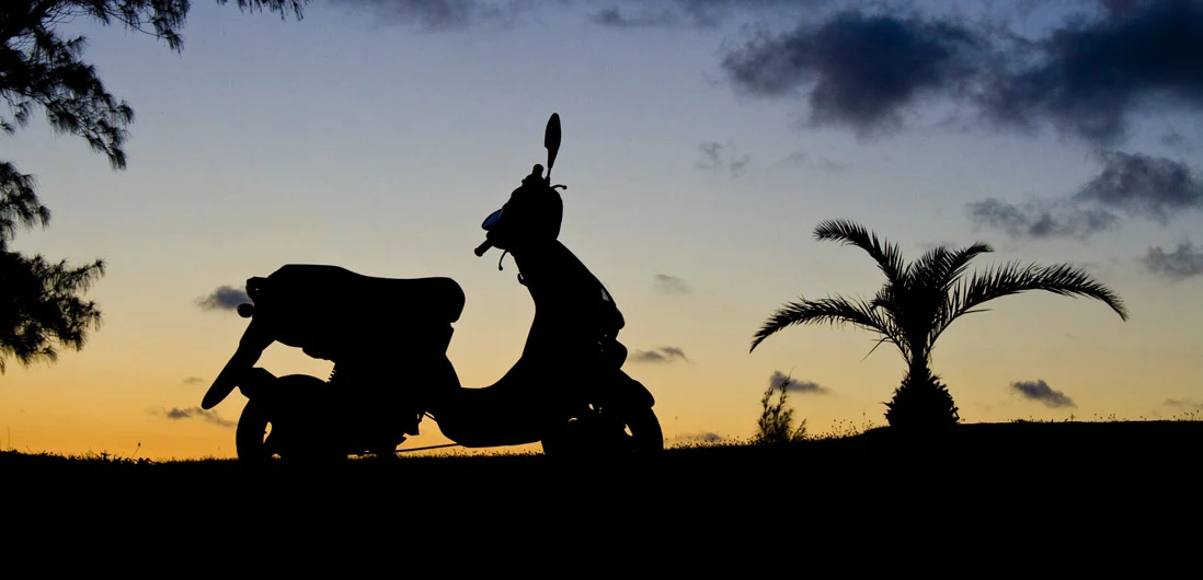 scooter no pôr do sol