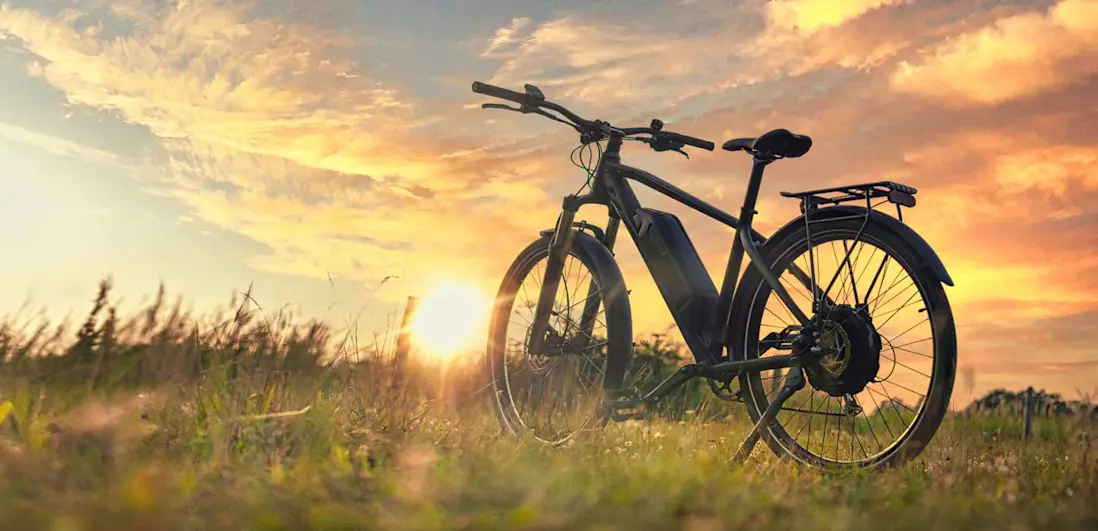 Bicicleta eléctrica ao pôr do sol