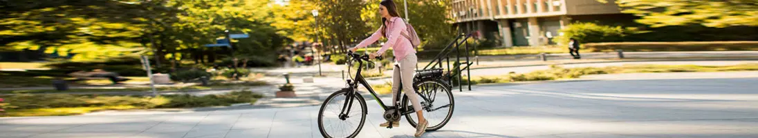 mulher em bicicleta elétrica na cidade