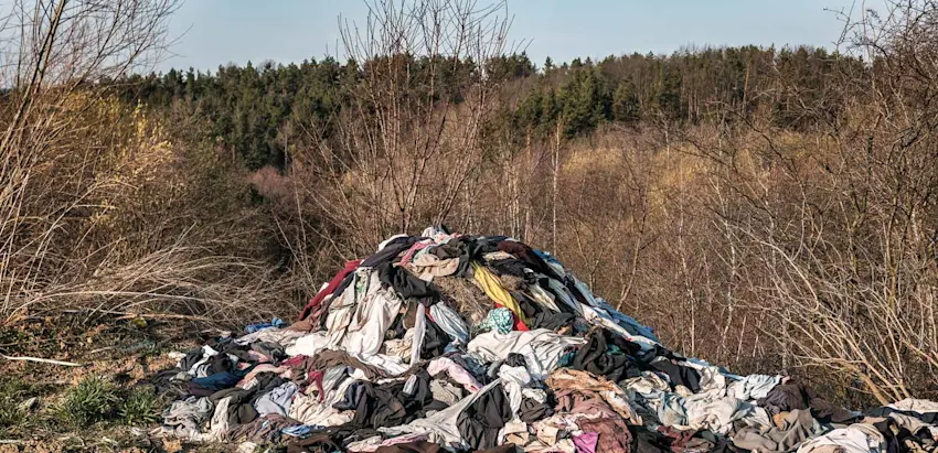 roupas deitadas fora