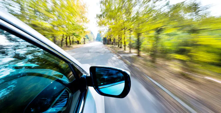 velocidade de carro numa estrada