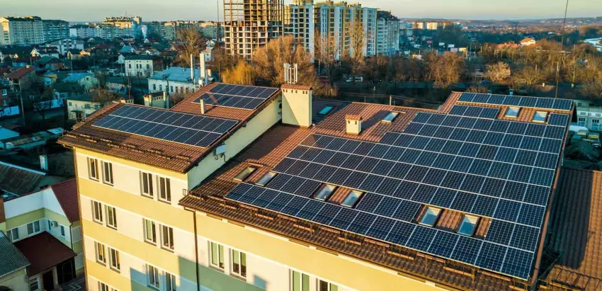 painéis fotovoltaicos em telhados de prédio