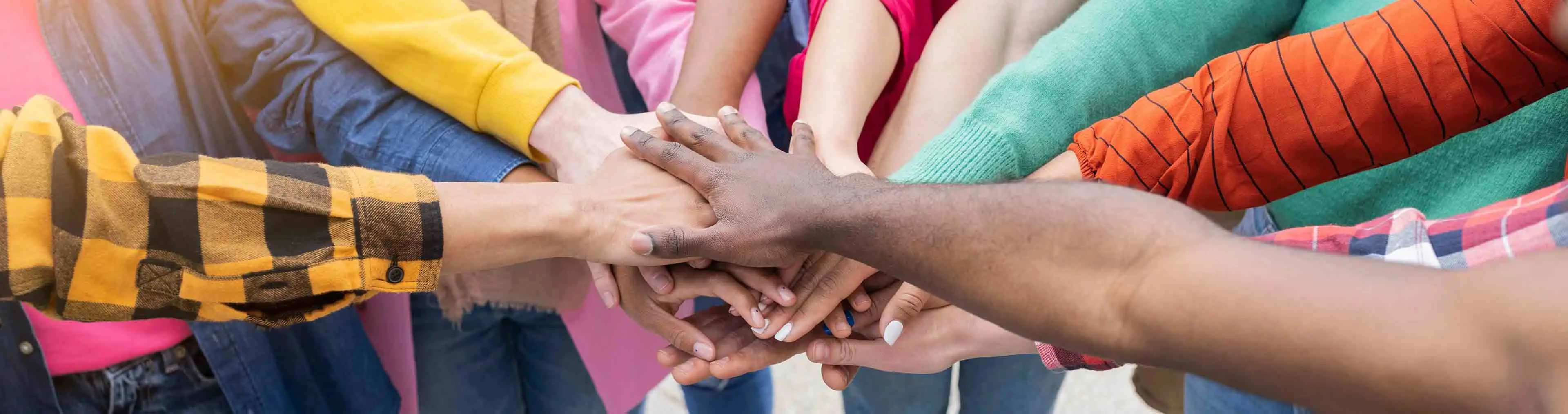 pessoas unidas pelas mãos