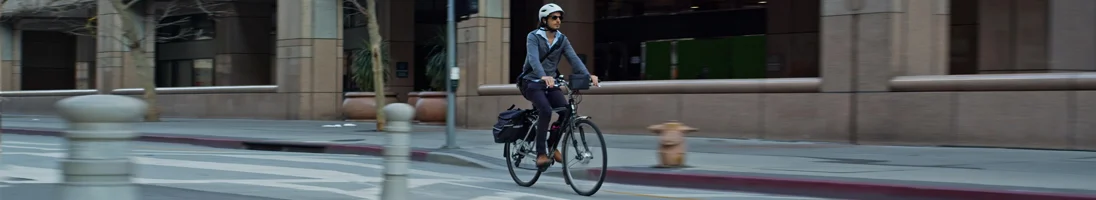 homem na cidade a andar de bicicleta eléctrica