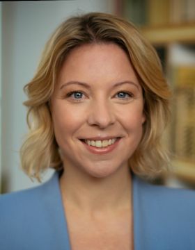 Portrait of
Dr.
Monika
Gratzke