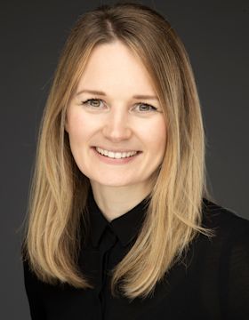 Portrait of
Bea
Steindor