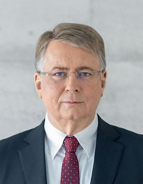 Portrait of
Bernd
Tönjes